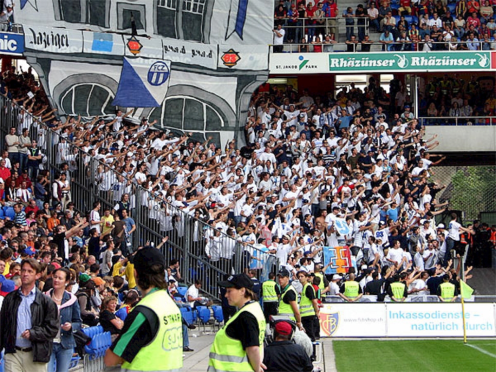 Am Dunnstig alli wiis is Stadion!