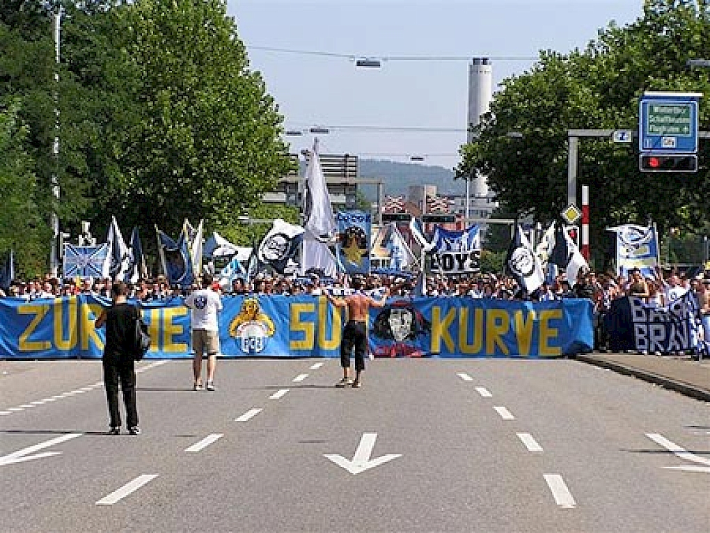 Aarau uswerts und marsch über d gleis